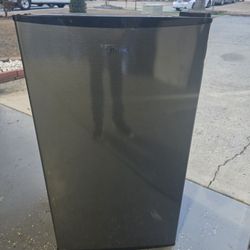 Mini fridge media brand new no box  never used  