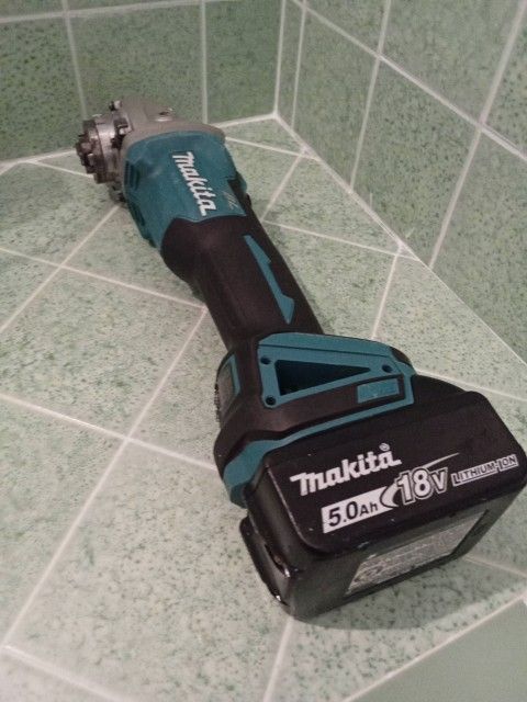 Makita XAG25 Grinder Comes With Battery, No Charger