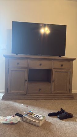 Free sideboard /tv stand NO TV !!!!!
