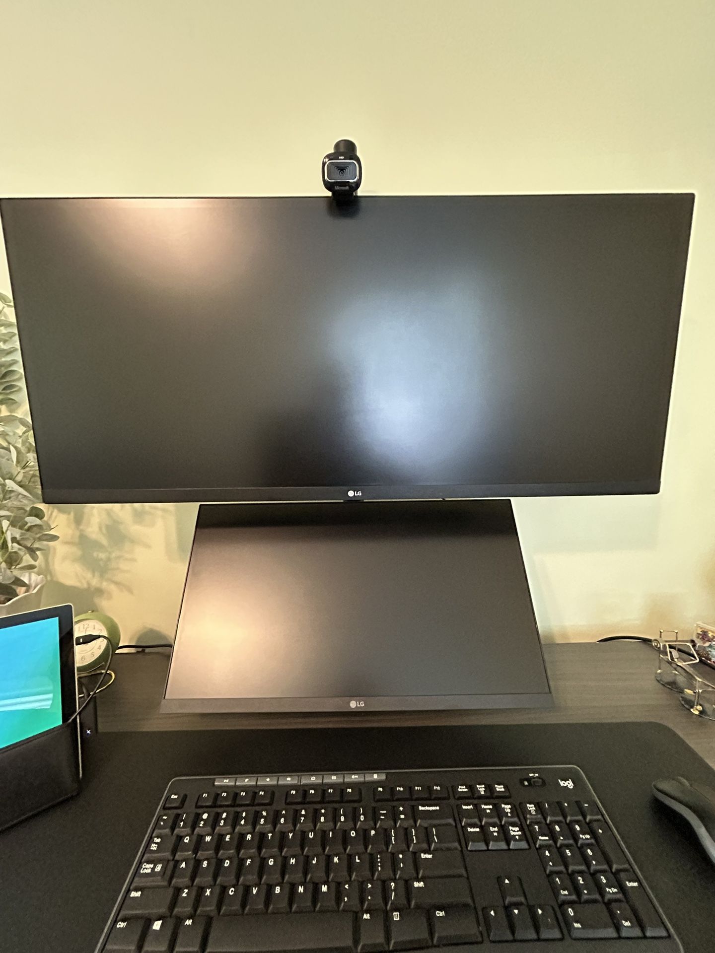 LG 34” + 22” Monitors