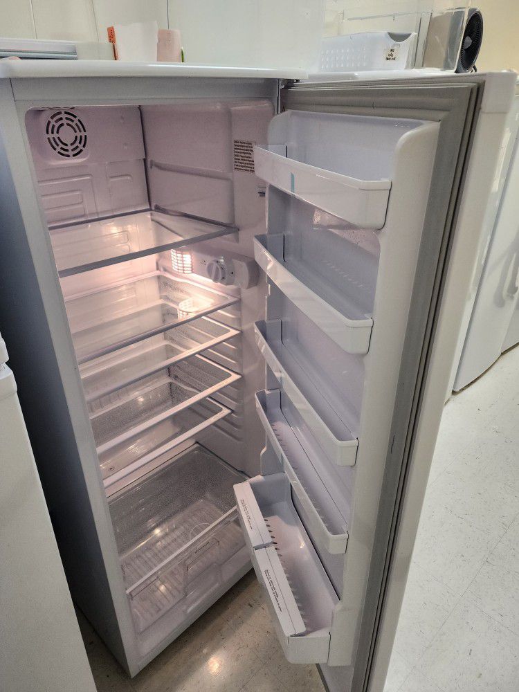 Danby Designer 24 in. W 11.0 cu. ft. Apartment size Freezerless Refrigerator 115v