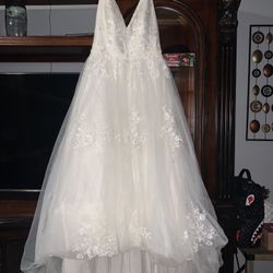 Cream Wedding Dress Size 4. 