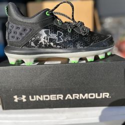 BRAND NEW!! Baseball Cleats 5 1/2 Youth