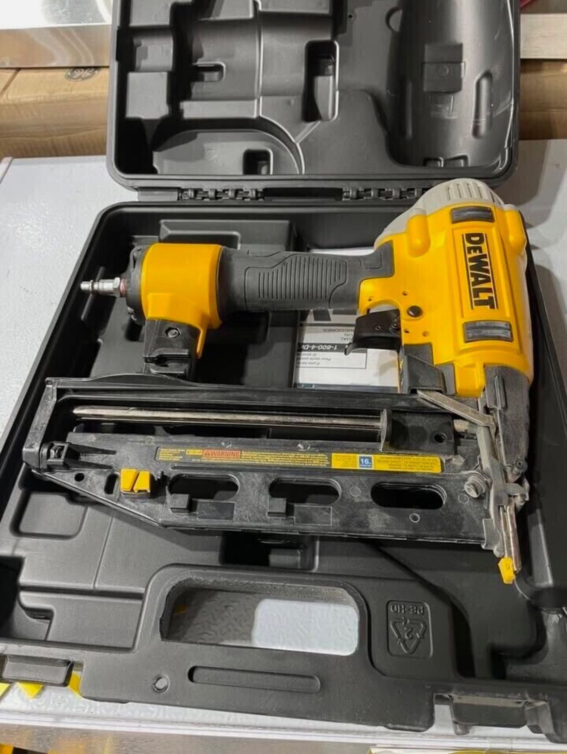 DeWALT 2-1/2" x 16 Gauge Pneumatic Finish Nailer Precision Point
