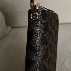 It’s A Beautiful Wallet It’s Brand New Never Been Used The Color Is Black And Brown 