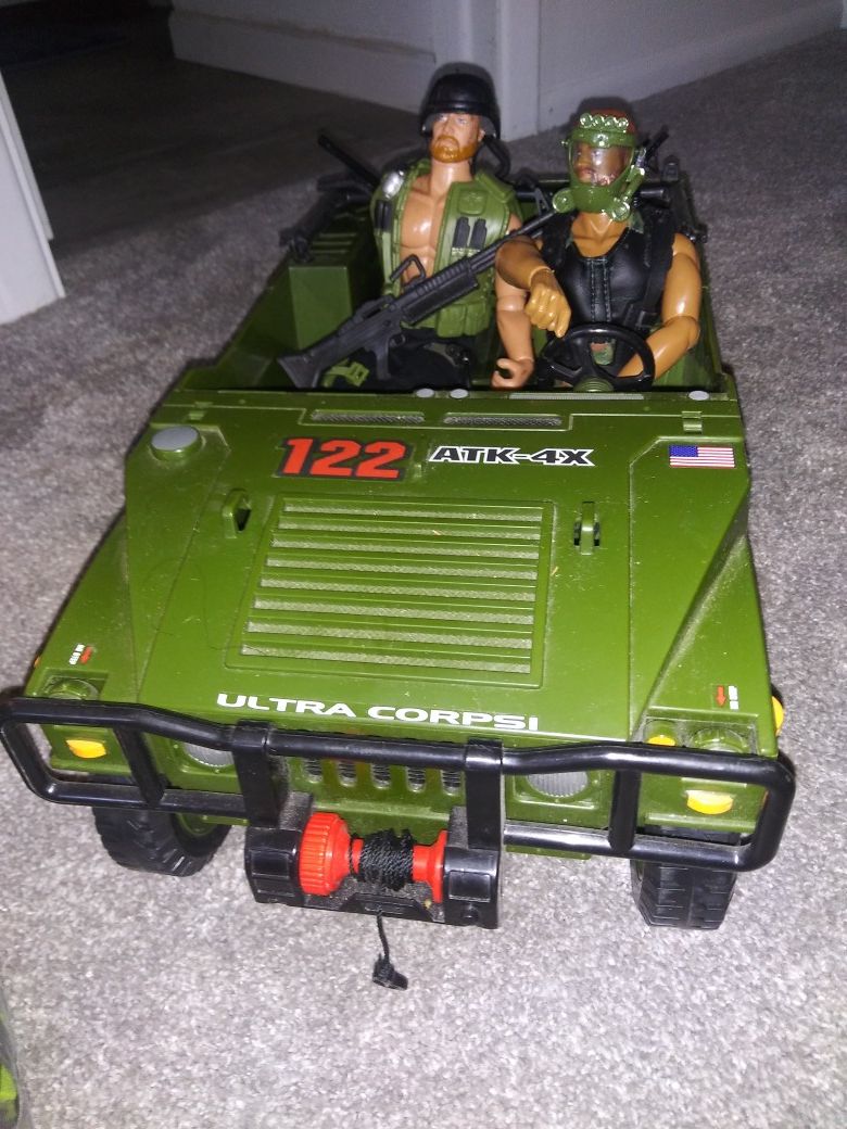 2000 Lanard Toys Jeep with 2 12" figures
