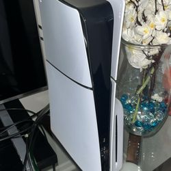 I'm selling my Sony PlayStation 5 Slim console