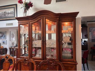 Thomasville Lighted China Cabinet / Hutch – Excellent Condition