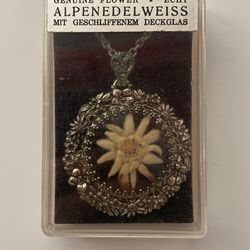 Vintage Genuine Flower Necklace ❄️🌼⚜️
