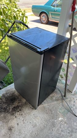 Frigidaire Mini Fridge – Working – Great for Office, Garage or Dorm