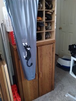 Hanging On Cat Leggings