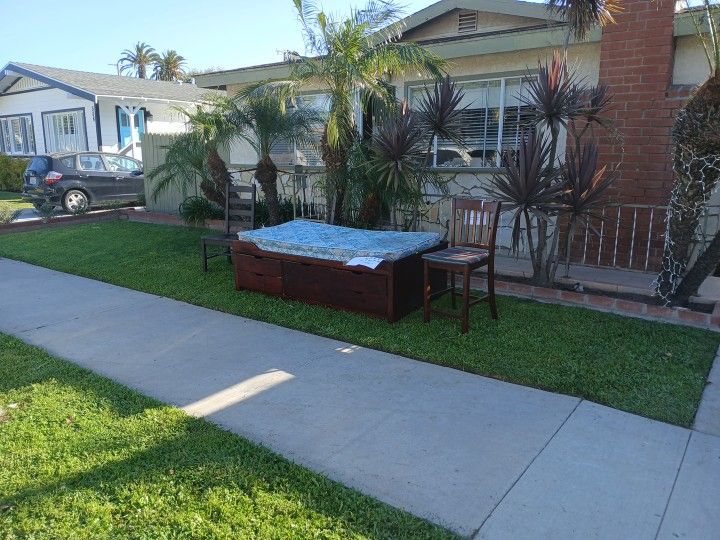 FREE STUFF Bed Drawers Computer Desk Chairs More