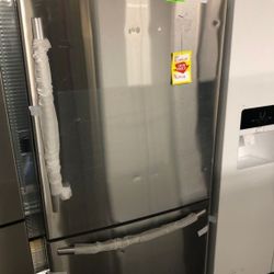 Hisense 17.1-cu ft Counter-depth Bottom-Freezer Refrigerator (Stainless Steel)