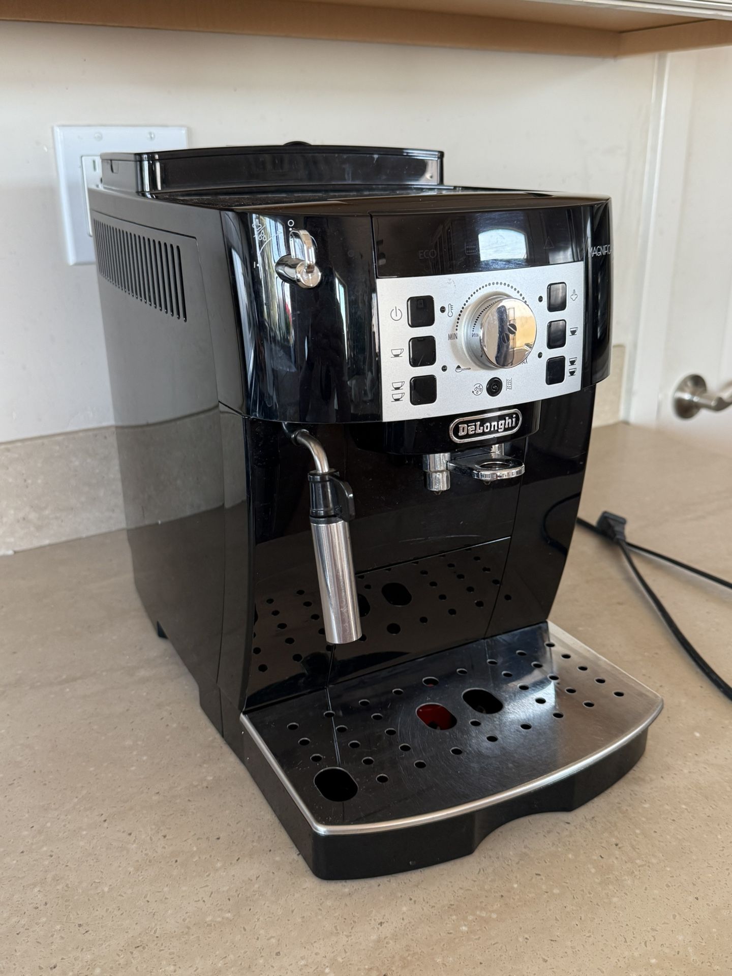 De’Longhi Magnifica XS – Espresso & Cappuccino Maker