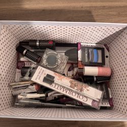 makup bundle in christmas box 