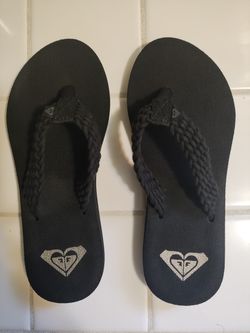 WOMENS SIZE 5 ROXY FLIP-FLOPS