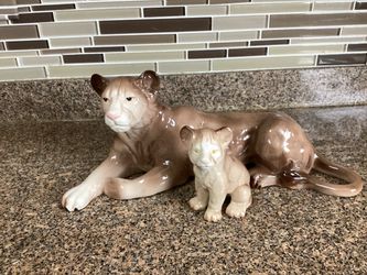 Figurines-Melba Ware-Lioness+Baby Cub. (G)