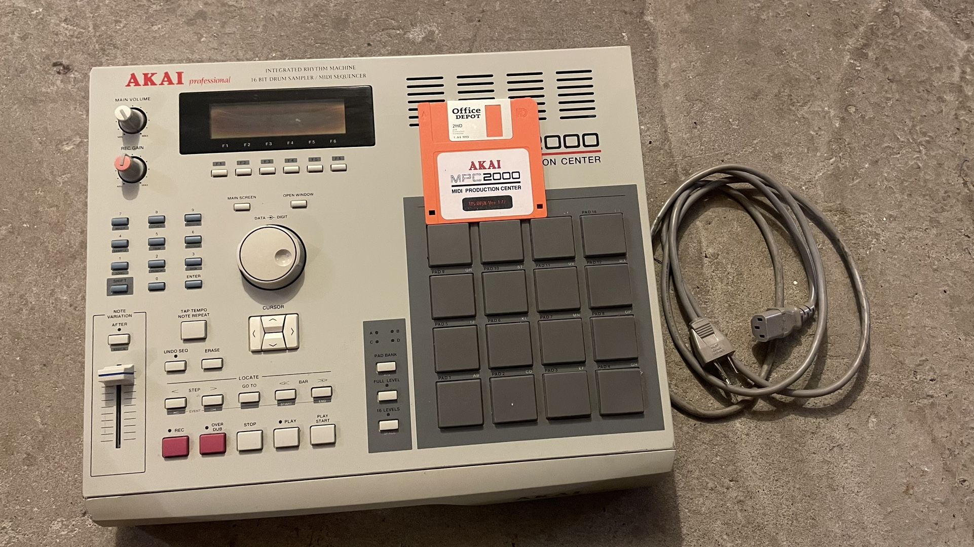Akai MPC 2000 Vintage Drum Machine