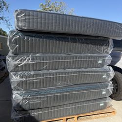 50%off Retail Price. King Dreamcloud PressureSmart Technology Mattress