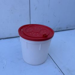 4 Quart Fishing Bait Bucket $5 pick up in Johnston 
