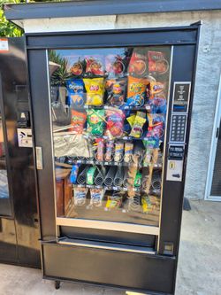 Snack vending machine