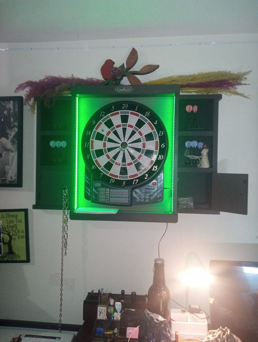 beautiful wood case dart board 