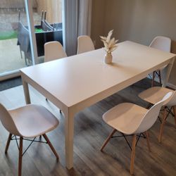 White Extendable Table and 6 Chairs