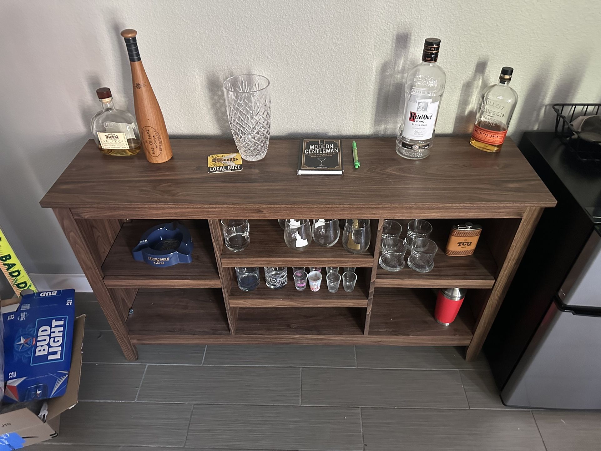 Bookshelf / Bar