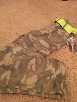 Nwt camo cargo pant size 10