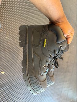 9 1/2 …..Steal toe boots new