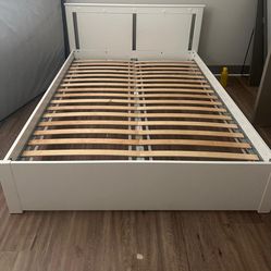 Queen size bedframe
