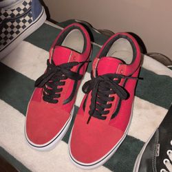 Vans Old Skool sneakeVans Old Skool skate shoes in the Racing Red and Black colorway