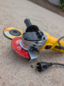 DeWalt Angle Grinder DWE 4011 - BARELY USED
