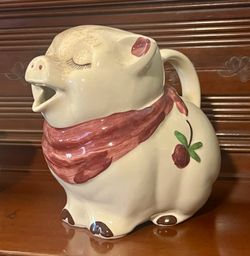 Ceramic creamer in the form of a smiling pig