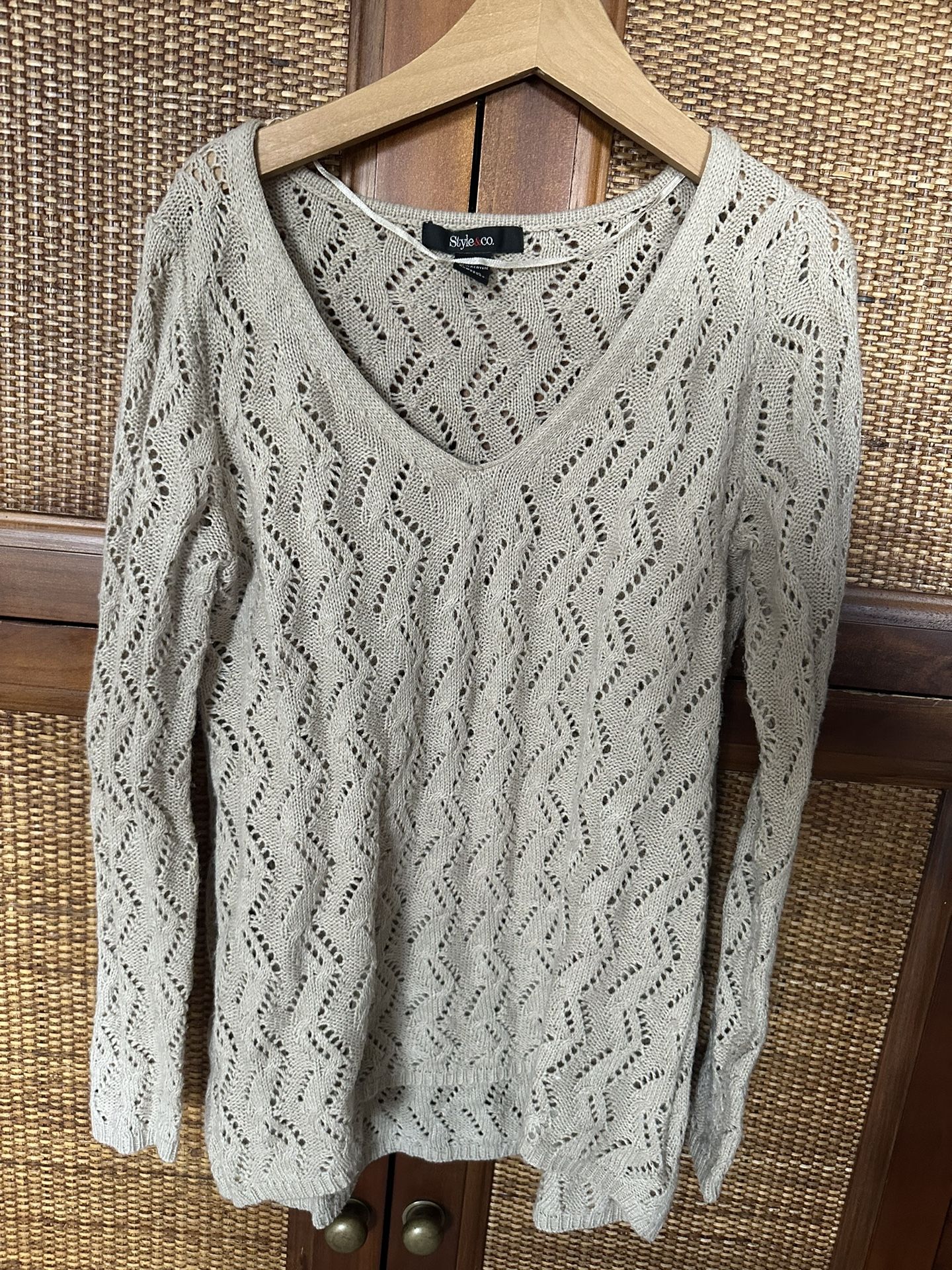 Style & Co XS beige tan crochet-look V-neck SWEATER, CARDIGAN, TOP.  NWOT