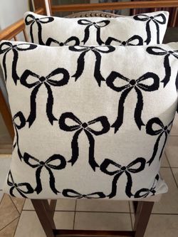 Set of bow large cushions new