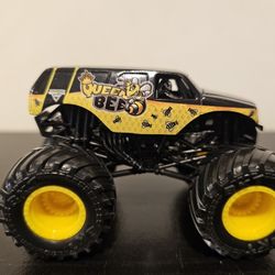 Monster Jam Queen Bee Monster Truck 1:64 Mint Condition 