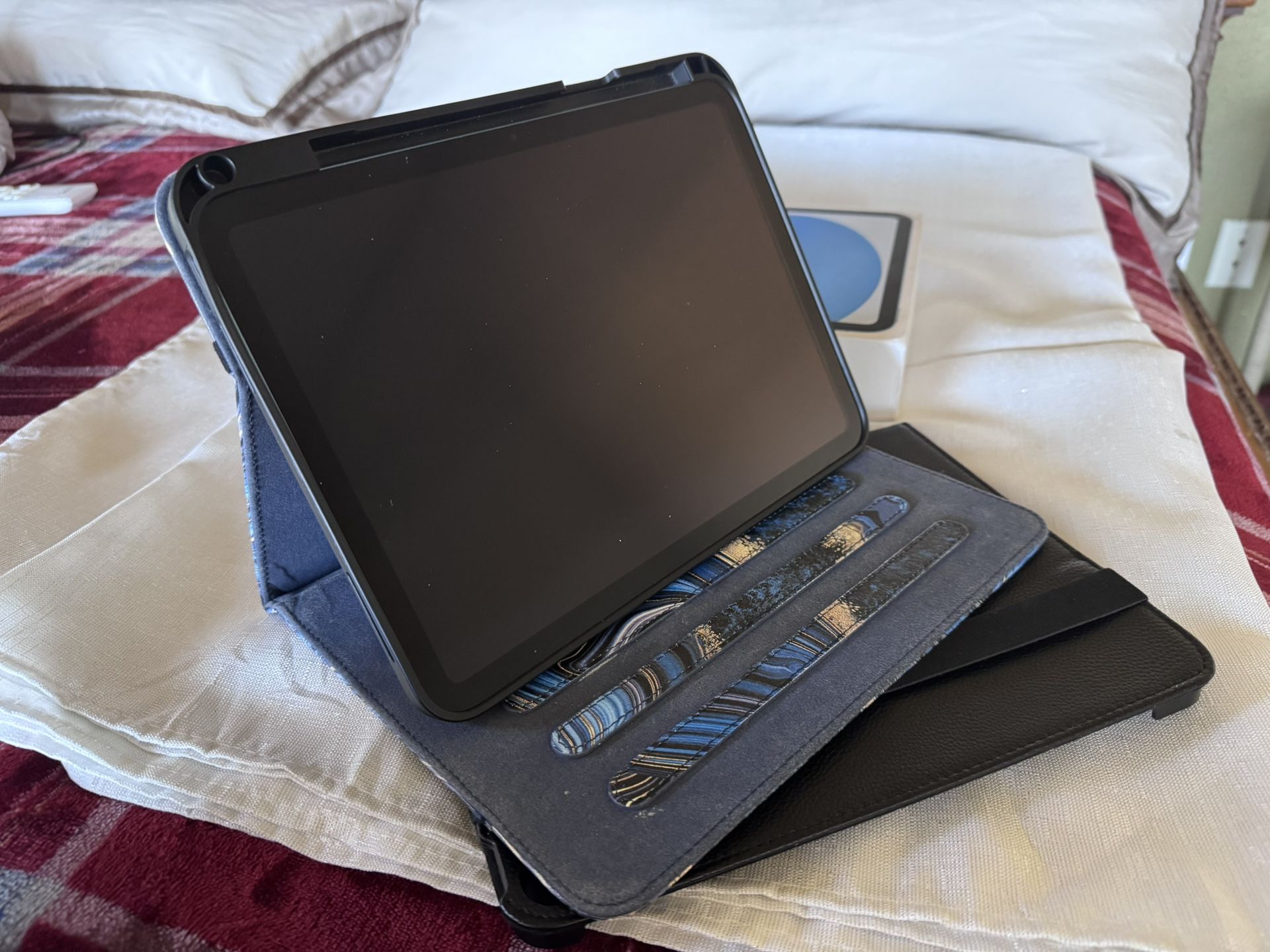 BLUE IPAD 10th Generation 64 GIG/NON CELLULAR