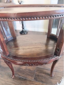 Vintage oval vitrine display cabinet / end table. Queen Anne style,-double door