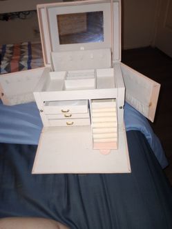 Jewelry box