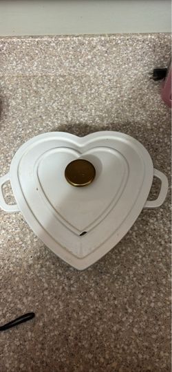 Heart cast iron dutch oven