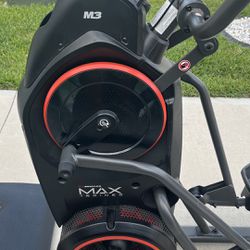 Elliptical Bowflex M3  Barely Used Whit Mat and Monitor