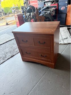 Small dresser with 2 large drawer $60