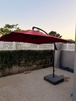 Cantilever Patio Umbrella with Base 10’