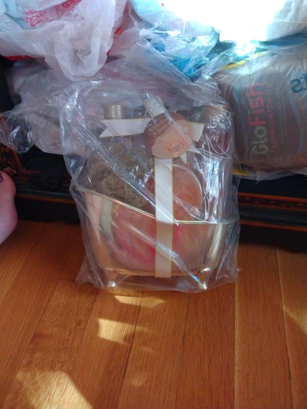 White Rose & Jasmine Wrapped Unopened Beauty Set