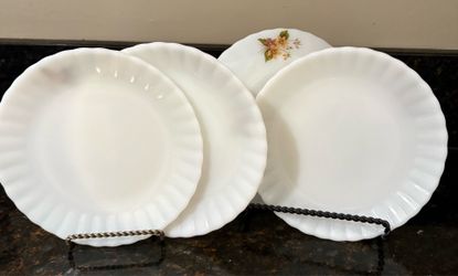 4 CHANG HEE WHITE GLASS PLATES 7 1/2 DIAMETER FLOWERS DECORATION ON THE BACK