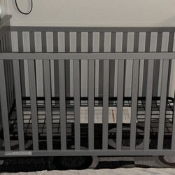 infant/toddler crib 