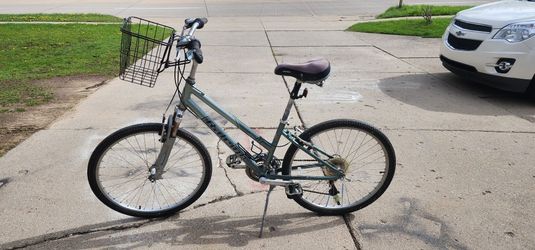 RALIEIGH LADIES HYBRID CRUISER BIKE