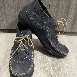 Women’s Minnetonka Blue Suede Leather Moccasins With Rubber Soles, Size 7