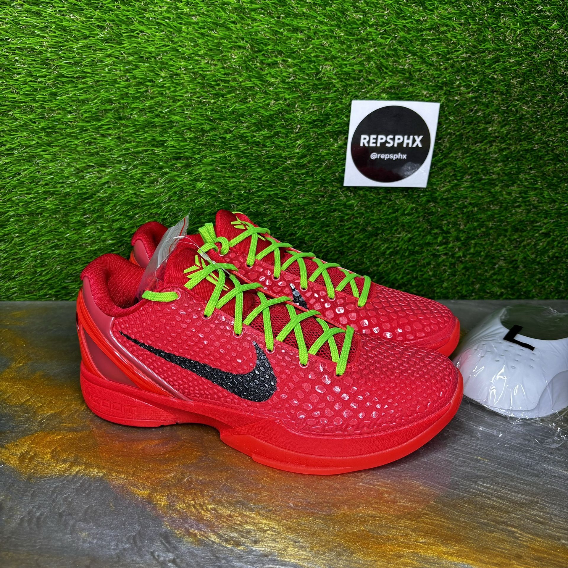 Kobe Reverse Grinches Size 10 Brand New With Box for Sale in Litchfield